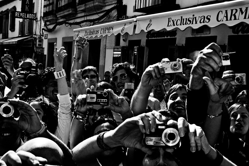 Ο εκρηκτικός Λένι Κράβιτζ φωτογραφίζει τους παπαράτσι που τον καταδιώκουν [εικόνες] | iefimerida.gr 3