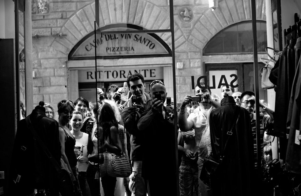 Ο εκρηκτικός Λένι Κράβιτζ φωτογραφίζει τους παπαράτσι που τον καταδιώκουν [εικόνες] | iefimerida.gr 4