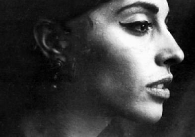 Συγκλονιστικός Επιτάφιος: Η Φλέρυ Νταντωνάκη τραγουδάει Μάνο Χατζιδάκι [βίντεο] | iefimerida.gr 0