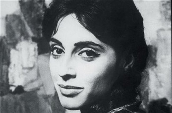 Συγκλονιστικός Επιτάφιος: Η Φλέρυ Νταντωνάκη τραγουδάει Μάνο Χατζιδάκι [βίντεο] | iefimerida.gr 1