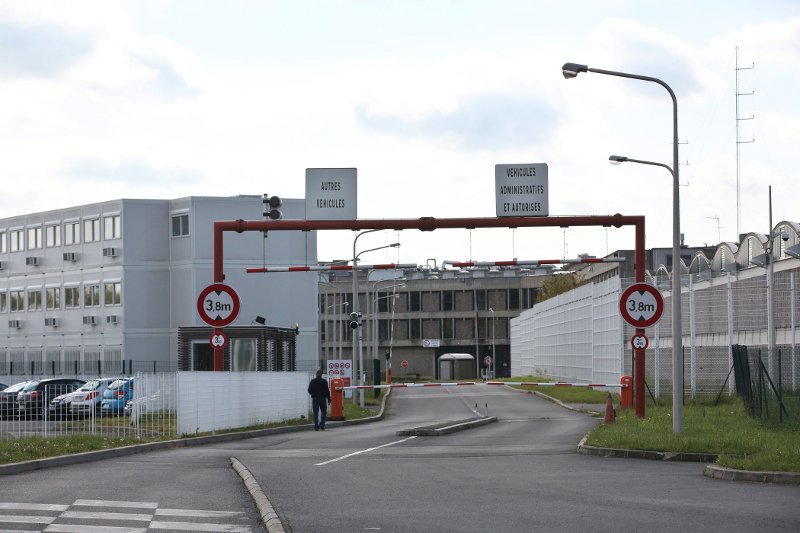 Γαλλία: Συγκρούσεις αστυνομικών με δεσμοφύλακες έξω από τη μεγαλύτερη φυλακή της Ευρώπης [εικόνες & βίντεο]  | iefimerida.gr 2