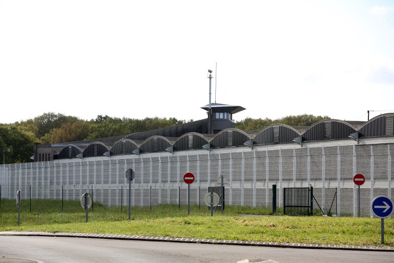 Γαλλία: Συγκρούσεις αστυνομικών με δεσμοφύλακες έξω από τη μεγαλύτερη φυλακή της Ευρώπης [εικόνες & βίντεο]  | iefimerida.gr 3