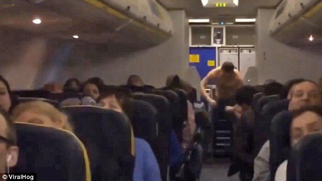 Χάος σε πτήση της Ryanair -Νεαρός έκανε στριπτίζ, έμεινε γυμνός και άρχισε τα γαλλικά και τις μπουνιές [εικόνες & βίντεο] | iefimerida.gr 0