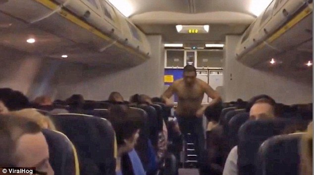 Χάος σε πτήση της Ryanair -Νεαρός έκανε στριπτίζ, έμεινε γυμνός και άρχισε τα γαλλικά και τις μπουνιές [εικόνες & βίντεο] | iefimerida.gr 1