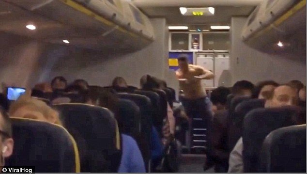 Χάος σε πτήση της Ryanair -Νεαρός έκανε στριπτίζ, έμεινε γυμνός και άρχισε τα γαλλικά και τις μπουνιές [εικόνες & βίντεο] | iefimerida.gr 2