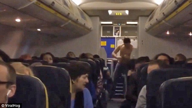 Χάος σε πτήση της Ryanair -Νεαρός έκανε στριπτίζ, έμεινε γυμνός και άρχισε τα γαλλικά και τις μπουνιές [εικόνες & βίντεο] | iefimerida.gr 3