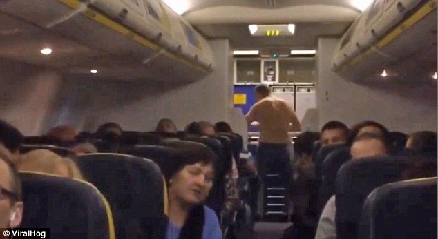 Χάος σε πτήση της Ryanair -Νεαρός έκανε στριπτίζ, έμεινε γυμνός και άρχισε τα γαλλικά και τις μπουνιές [εικόνες & βίντεο] | iefimerida.gr 4