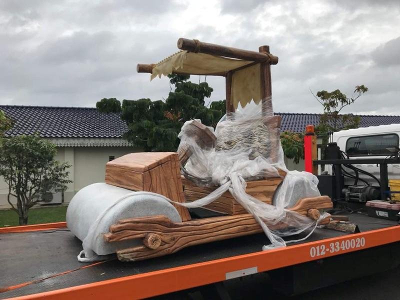 Σουλτάνος στη Μαλαισία οδηγεί ένα πέτρινο αυτοκίνητο, πιστό αντίγραφο των Φλίνστοουν [εικόνα]   | iefimerida.gr 0