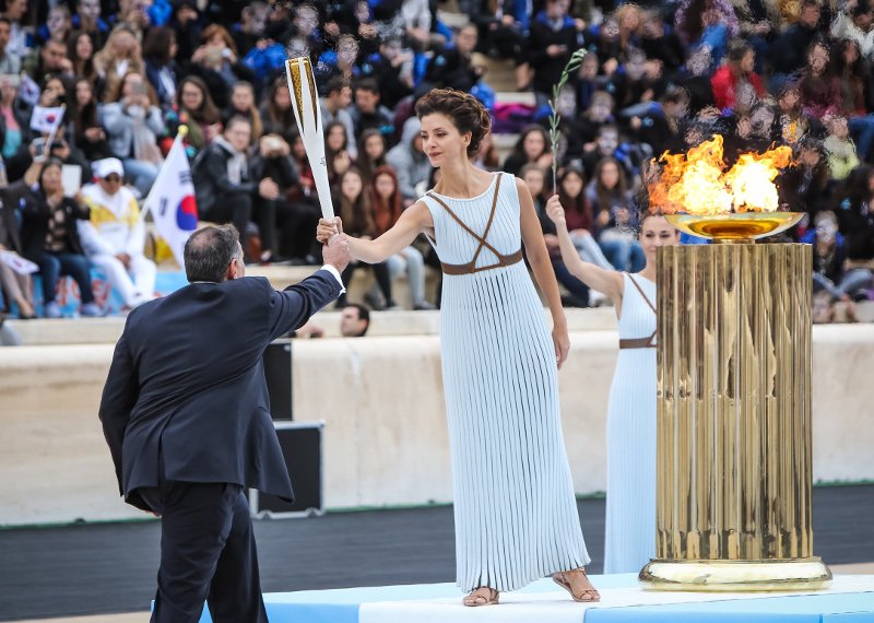 Στο Καλλιμάρμαρο παραδόθηκε η Ολυμπιακή Φλόγα στη Ν. Κορέα -Εντυπωσιακή η Λέχου [εικόνες] | iefimerida.gr 7