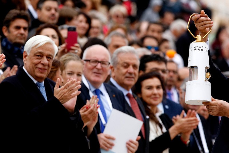 Στο Καλλιμάρμαρο παραδόθηκε η Ολυμπιακή Φλόγα στη Ν. Κορέα -Εντυπωσιακή η Λέχου [εικόνες] | iefimerida.gr 9