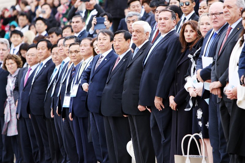 Στο Καλλιμάρμαρο παραδόθηκε η Ολυμπιακή Φλόγα στη Ν. Κορέα -Εντυπωσιακή η Λέχου [εικόνες] | iefimerida.gr 11