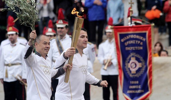 Η Ελλάδα αποχαιρέτησε την Ολυμπιακή Φλογα που ξεκινά για το Λονδίνο [εικόνες] | iefimerida.gr 0