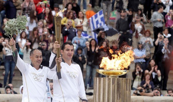Η Ελλάδα αποχαιρέτησε την Ολυμπιακή Φλογα που ξεκινά για το Λονδίνο [εικόνες] | iefimerida.gr 1