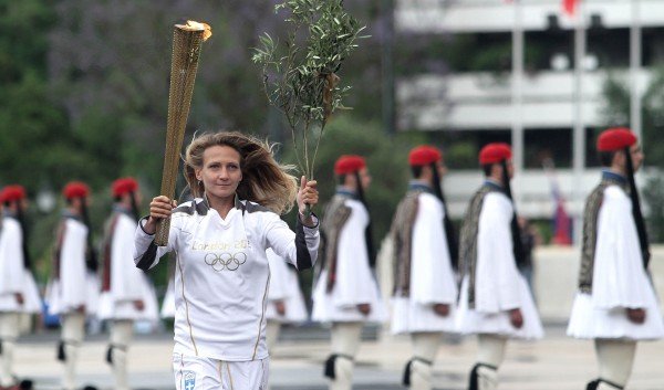 Η Ελλάδα αποχαιρέτησε την Ολυμπιακή Φλογα που ξεκινά για το Λονδίνο [εικόνες] | iefimerida.gr 2