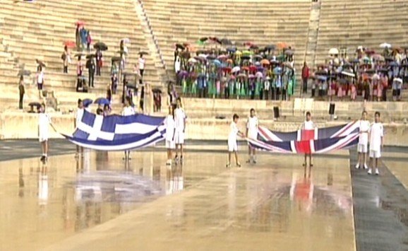 Η Ελλάδα αποχαιρέτησε την Ολυμπιακή Φλογα που ξεκινά για το Λονδίνο [εικόνες] | iefimerida.gr 4