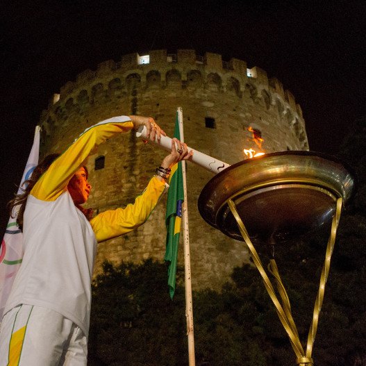Στον Λευκό Πύργο, βράδυ, η Ολυμπιακή Φλόγα [εικόνες]  | iefimerida.gr 5