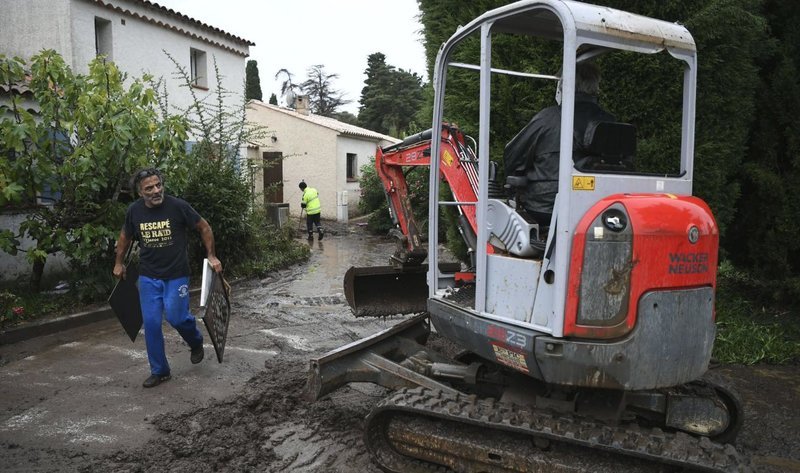 Τουλάχιστον έξι άνθρωποι έχασαν τη ζωή τους από τις πλημμύρες στην περιοχή Οντ της νοτιοδυτικής Γαλλίας