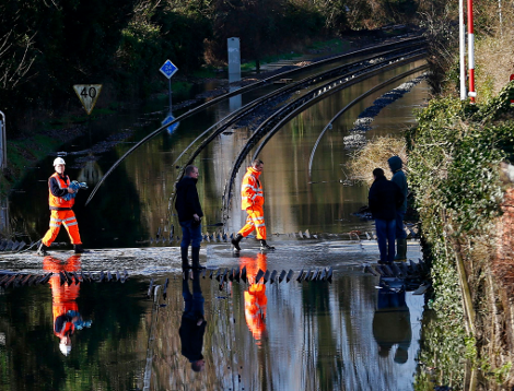 Συναγερμός στην Αγγλία: Οι πλημμύρες ζώνουν το Λονδίνο [εικόνες] | iefimerida.gr 3