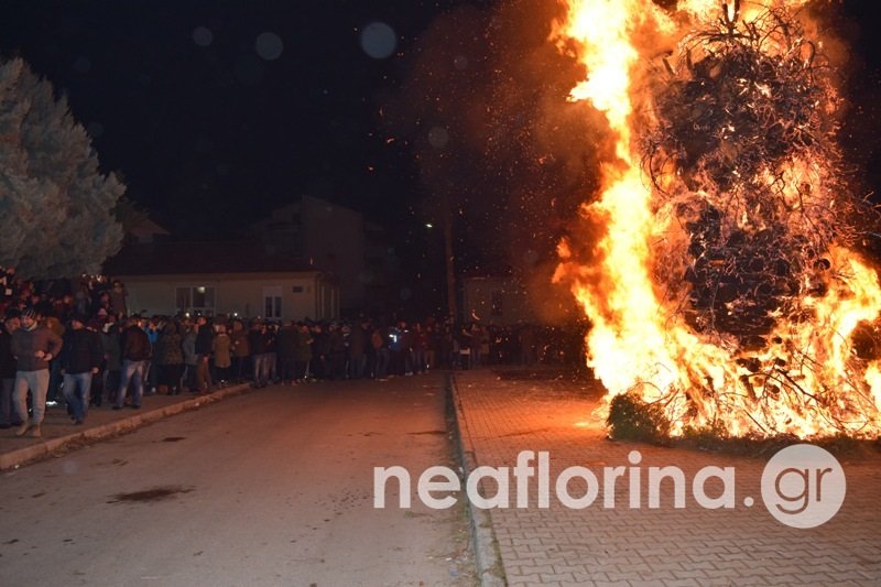 Σε εορταστικό κλίμα η Φλώρινα -Αναψαν και φέτος τις πελώριες φωτιές [εικόνες & βίντεο] | iefimerida.gr 0