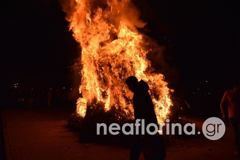 Σε εορταστικό κλίμα η Φλώρινα -Αναψαν και φέτος τις πελώριες φωτιές [εικόνες & βίντεο] | iefimerida.gr 1