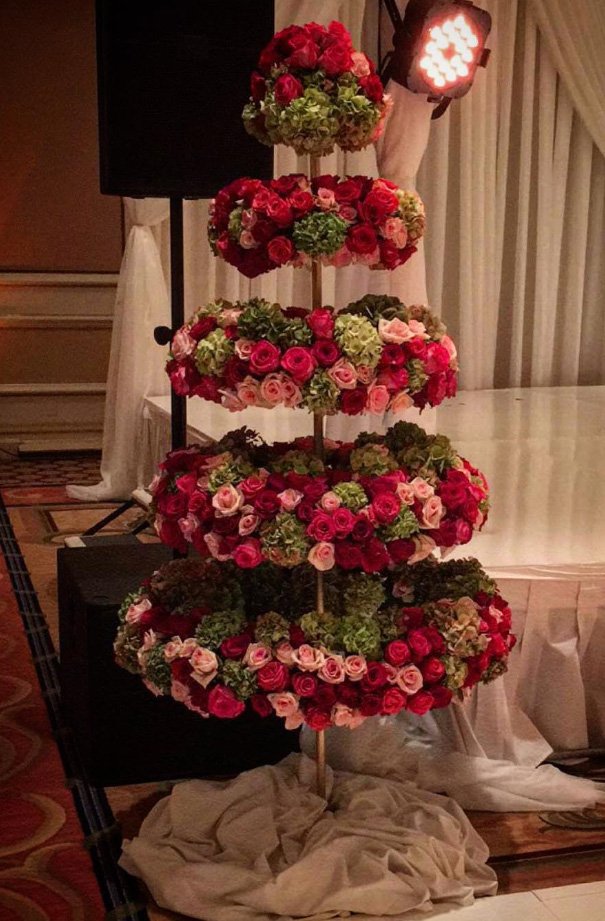 Λουλούδια στο χριστουγεννιάτικο δένδρο - Ενας πρωτότυπος στολισμός, που εντυπωσιάζει [εικόνες] | iefimerida.gr 8