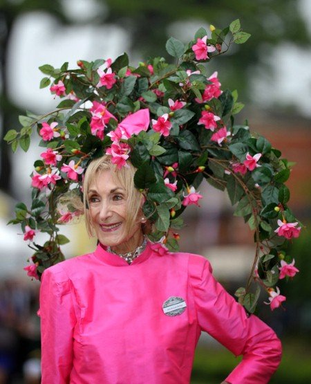 Φτερά, λουλούδια και ακατανόητες κατασκευές - Τα καπέλα που έβγαλαν... μάτια στο Ασκοτ [εικόνες] | iefimerida.gr 6