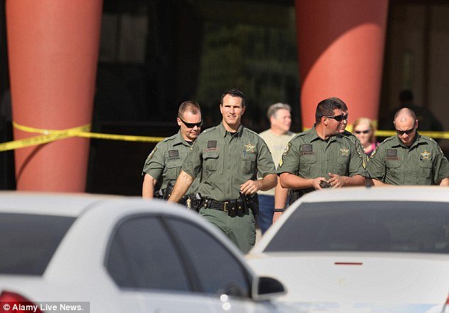 Aστυνομικός σκότωσε τον διπλανό του μέσα σε σινεμά επειδή έστελνε μήνυμα στο κινητό του [εικόνες] | iefimerida.gr 1