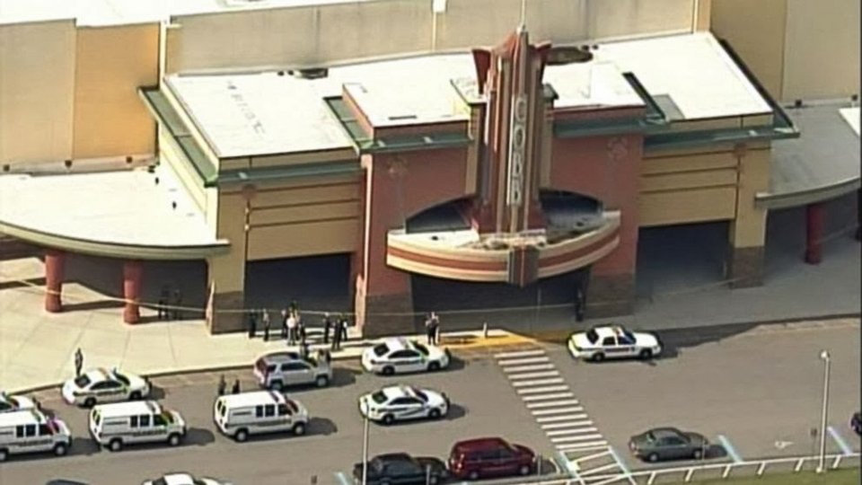 Aστυνομικός σκότωσε τον διπλανό του μέσα σε σινεμά επειδή έστελνε μήνυμα στο κινητό του [εικόνες] | iefimerida.gr 3