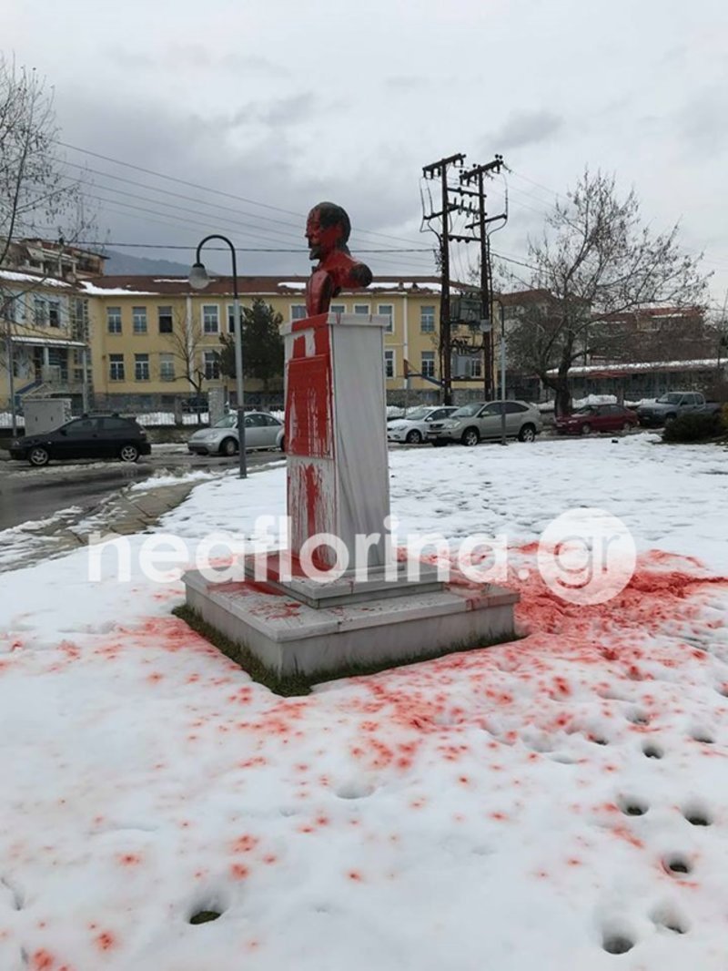 Βανδάλισαν το άγαλμα του Ελευθέριου Βενιζέλου στη Φλώρινα -Του έριξαν κόκκινη μπογιά [εικόνες] | iefimerida.gr 0