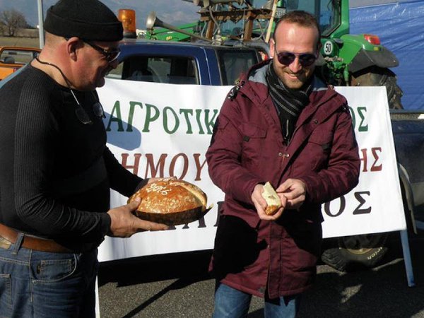 Εκοψαν βασιλόπιτα στα μπλόκα της Κομοτηνής οι αγρότες [εικόνες] | iefimerida.gr 0