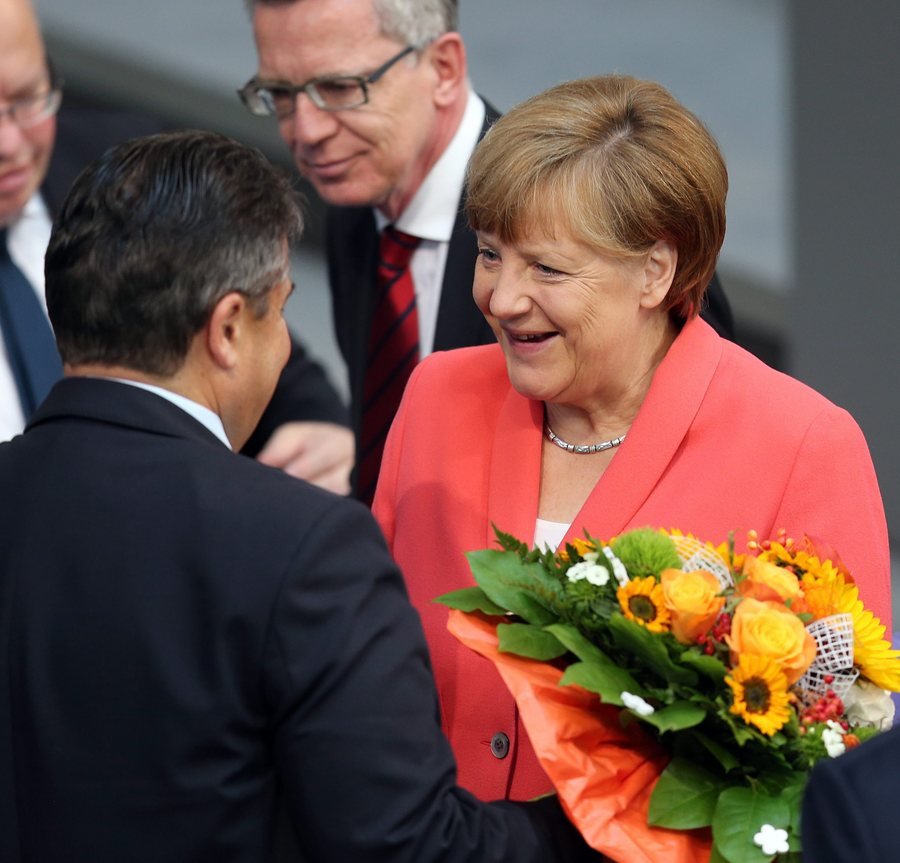 Εδωσαν στη Μέρκελ ανθοδέσμη, στη συνεδρίαση της Μπούντεσταγκ για την Ελλάδα - Δώρο για τα γενέθλιά της [εικόνες] | iefimerida.gr 1