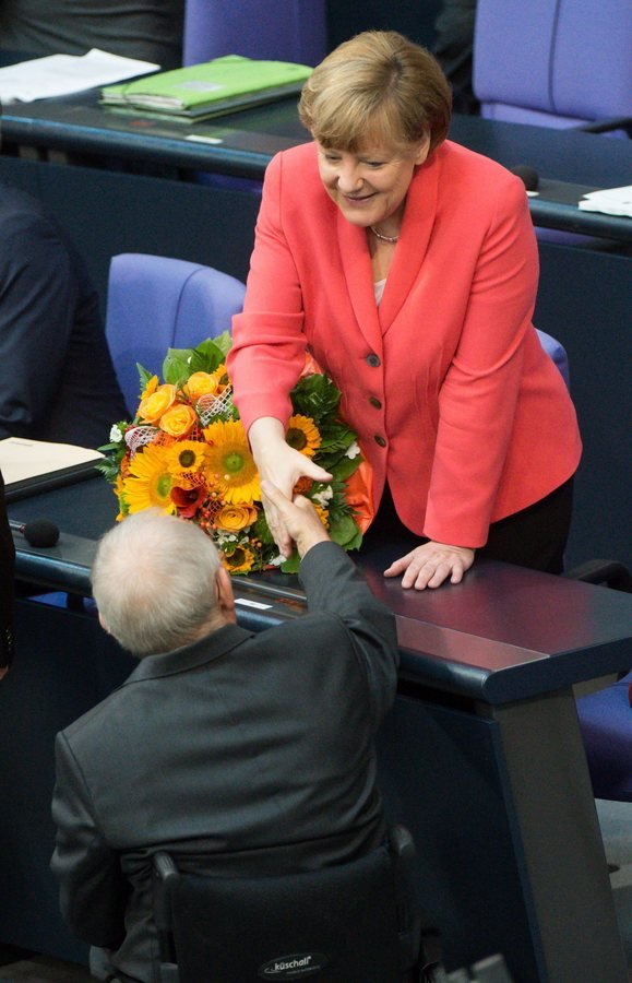 Εδωσαν στη Μέρκελ ανθοδέσμη, στη συνεδρίαση της Μπούντεσταγκ για την Ελλάδα - Δώρο για τα γενέθλιά της [εικόνες] | iefimerida.gr 2