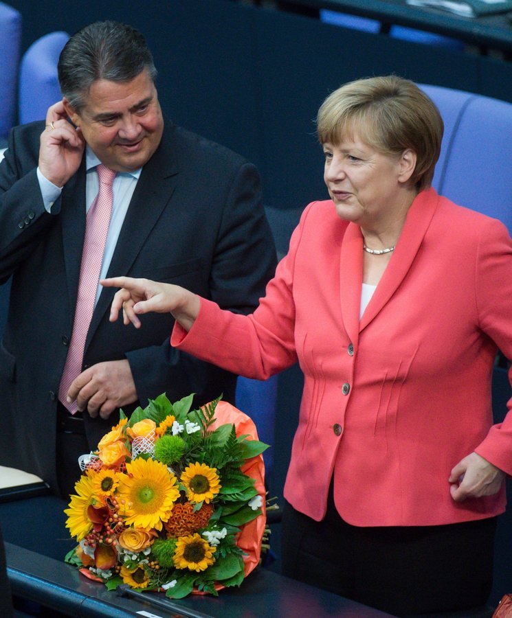 Εδωσαν στη Μέρκελ ανθοδέσμη, στη συνεδρίαση της Μπούντεσταγκ για την Ελλάδα - Δώρο για τα γενέθλιά της [εικόνες] | iefimerida.gr 0
