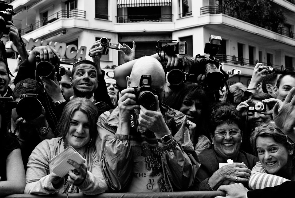 Ο εκρηκτικός Λένι Κράβιτζ φωτογραφίζει τους παπαράτσι που τον καταδιώκουν [εικόνες] | iefimerida.gr 1