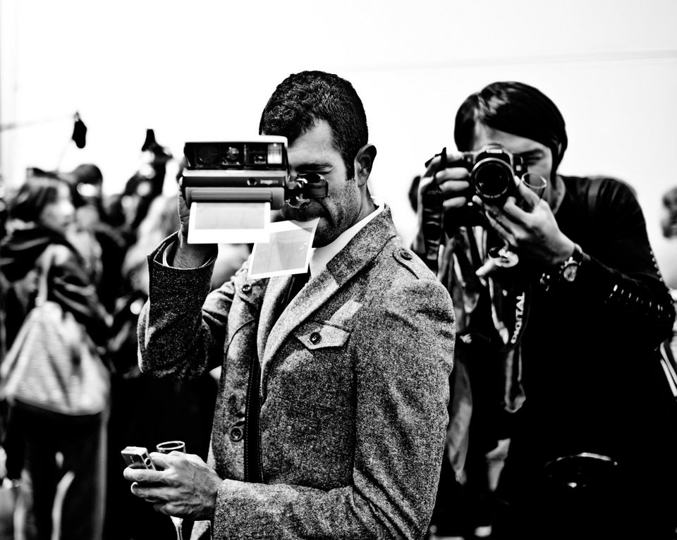 Ο εκρηκτικός Λένι Κράβιτζ φωτογραφίζει τους παπαράτσι που τον καταδιώκουν [εικόνες] | iefimerida.gr 2