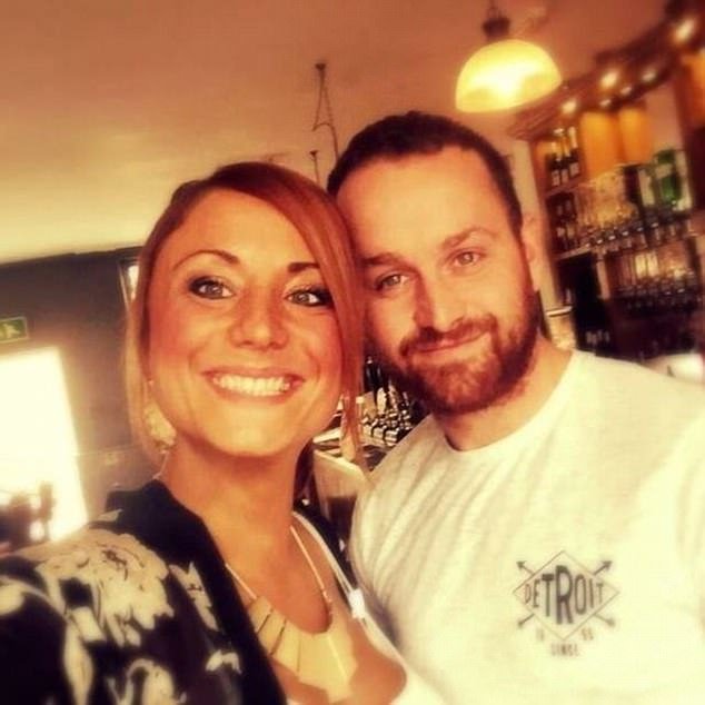 «Αντέδρασαν υπερβολικά οι Ελληνες»: Τι λέει το ζευγάρι που προκάλεσε σάλο με τη σεξιστική φωτογραφία στη Ρόδο [εικόνες]  | iefimerida.gr 1