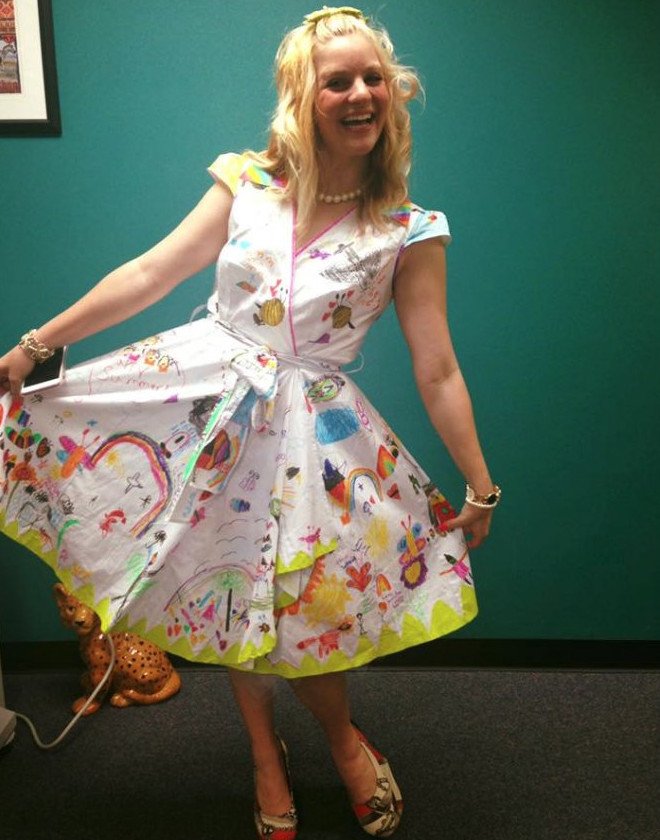 Απίστευτη δασκάλα: Αφησε τους μαθητές να ζωγραφίσουν το φόρεμά της και να το κάνουν καμβά [εικόνες]  | iefimerida.gr 2