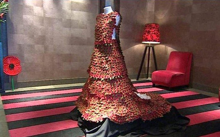 Από άστεγη μητέρα... σχεδιάστρια ρούχων -Φτιάχνει δημιουργίες από καραμέλες [εικόνες]  | iefimerida.gr 0