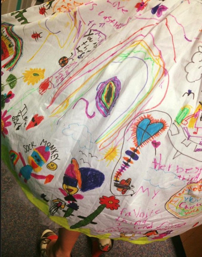 Απίστευτη δασκάλα: Αφησε τους μαθητές να ζωγραφίσουν το φόρεμά της και να το κάνουν καμβά [εικόνες]  | iefimerida.gr 1