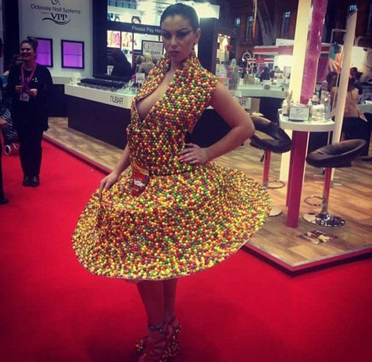 Από άστεγη μητέρα... σχεδιάστρια ρούχων -Φτιάχνει δημιουργίες από καραμέλες [εικόνες]  | iefimerida.gr 2