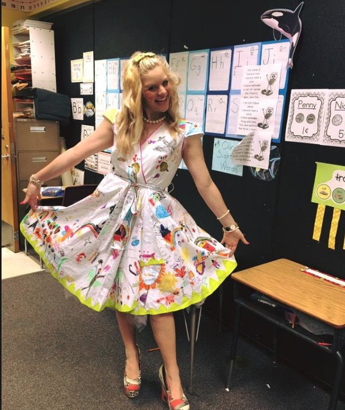 Απίστευτη δασκάλα: Αφησε τους μαθητές να ζωγραφίσουν το φόρεμά της και να το κάνουν καμβά [εικόνες]  | iefimerida.gr 0