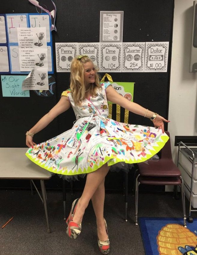 Απίστευτη δασκάλα: Αφησε τους μαθητές να ζωγραφίσουν το φόρεμά της και να το κάνουν καμβά [εικόνες]  | iefimerida.gr 3