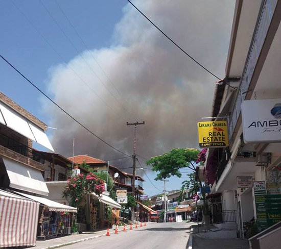 Ολονύχτια μάχη με τις φλόγες στην Χαλκιδική [εικόνες]  | iefimerida.gr 2