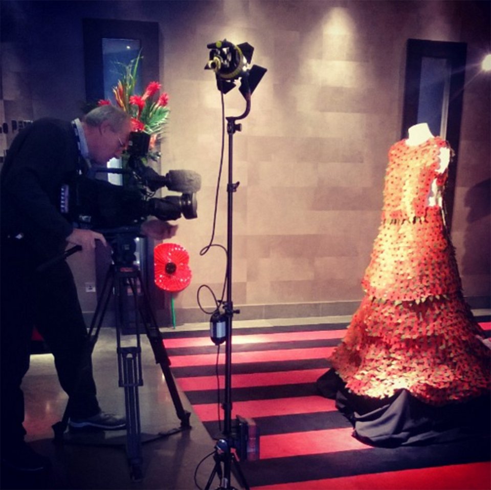 Από άστεγη μητέρα... σχεδιάστρια ρούχων -Φτιάχνει δημιουργίες από καραμέλες [εικόνες]  | iefimerida.gr 4