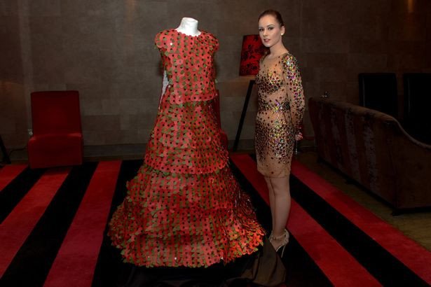 Από άστεγη μητέρα... σχεδιάστρια ρούχων -Φτιάχνει δημιουργίες από καραμέλες [εικόνες]  | iefimerida.gr 5