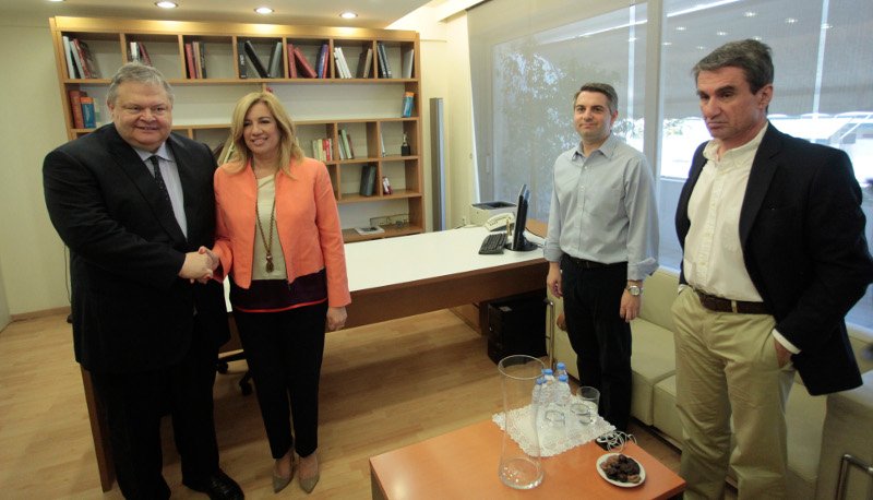 Η αγκαλιά και τα φιλιά Βενιζέλου στη Φώφη: Καρέ-καρέ η παράδοση/παραλαβή στο ΠΑΣΟΚ [εικόνες] | iefimerida.gr 5