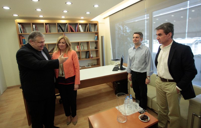 Η αγκαλιά και τα φιλιά Βενιζέλου στη Φώφη: Καρέ-καρέ η παράδοση/παραλαβή στο ΠΑΣΟΚ [εικόνες] | iefimerida.gr 6