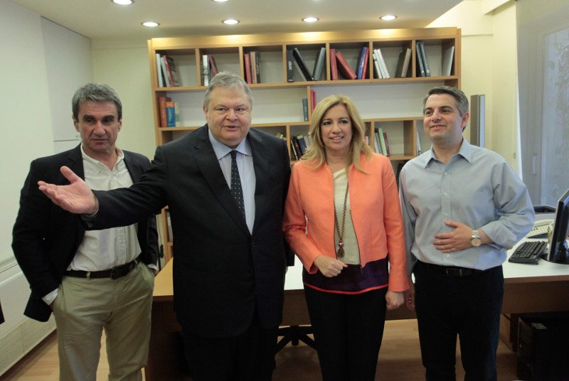 Η αγκαλιά και τα φιλιά Βενιζέλου στη Φώφη: Καρέ-καρέ η παράδοση/παραλαβή στο ΠΑΣΟΚ [εικόνες] | iefimerida.gr 7