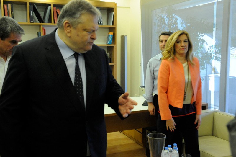 Η αγκαλιά και τα φιλιά Βενιζέλου στη Φώφη: Καρέ-καρέ η παράδοση/παραλαβή στο ΠΑΣΟΚ [εικόνες] | iefimerida.gr 8