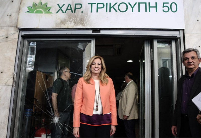 Η αγκαλιά και τα φιλιά Βενιζέλου στη Φώφη: Καρέ-καρέ η παράδοση/παραλαβή στο ΠΑΣΟΚ [εικόνες] | iefimerida.gr 11